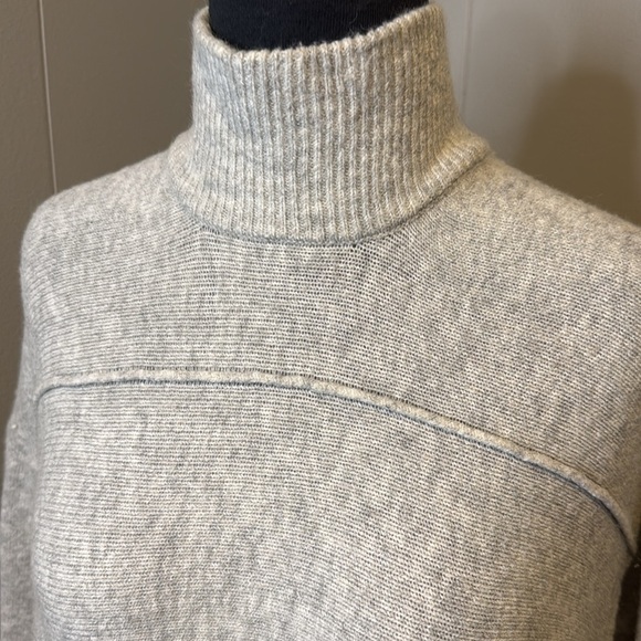 Artisan NY Women’s Small Turtleneck Long Sleeve Sweater Knit Sharkbite Hem - Picture 2 of 7